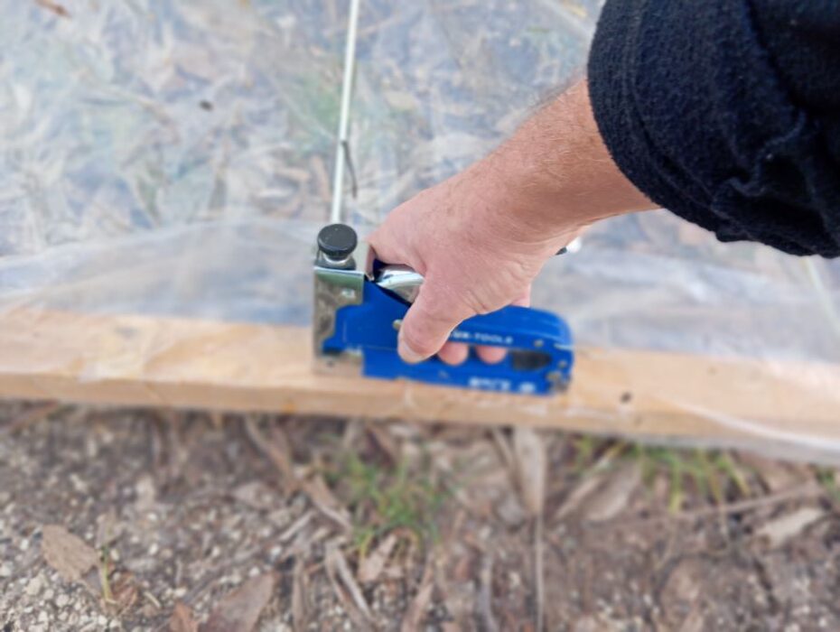 pričvršćivanje folije klamericom za mali plastenik
